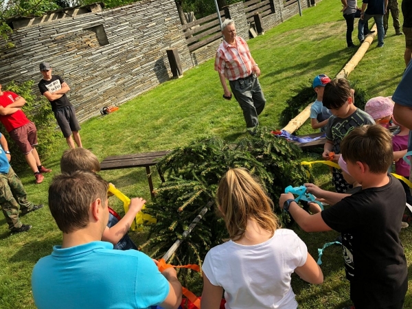 Postavit májku se podařilo na první pokus, zdobí prostranství u kulturního domu