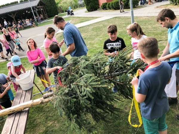 Postavit májku se podařilo na první pokus, zdobí prostranství u kulturního domu