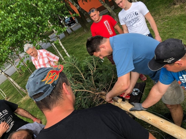Postavit májku se podařilo na první pokus, zdobí prostranství u kulturního domu