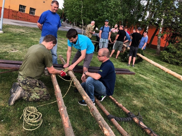 Postavit májku se podařilo na první pokus, zdobí prostranství u kulturního domu