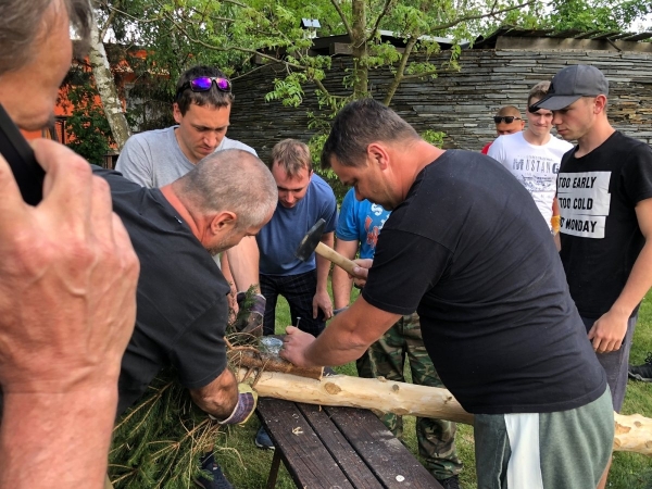 Postavit májku se podařilo na první pokus, zdobí prostranství u kulturního domu