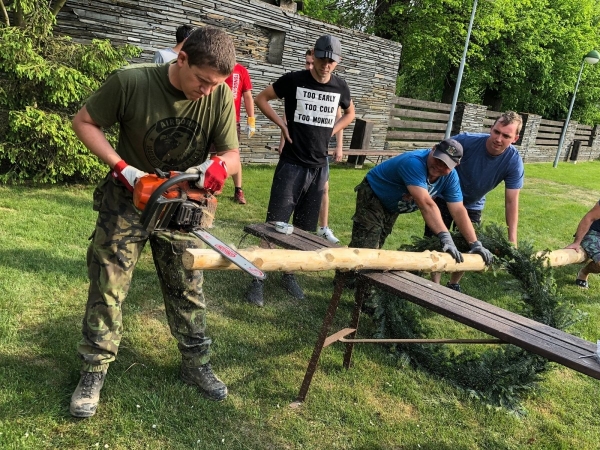 Postavit májku se podařilo na první pokus, zdobí prostranství u kulturního domu
