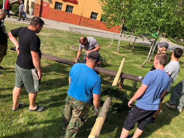 Postavit májku se podařilo na první pokus, zdobí prostranství u kulturního domu