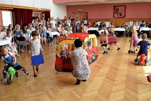 V kulturním domě vystoupily ke Dni matek místní děti