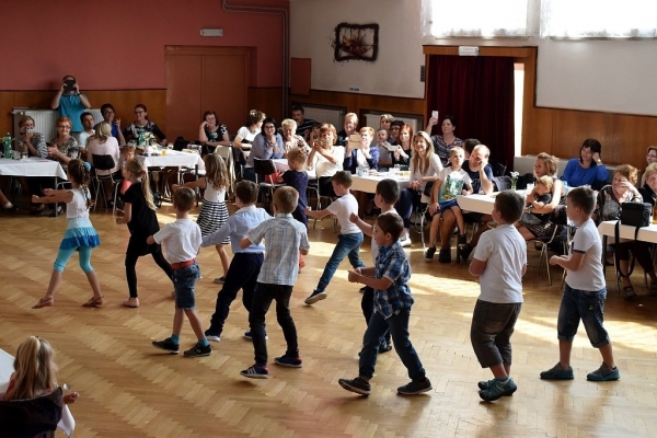 V kulturním domě vystoupily ke Dni matek místní děti