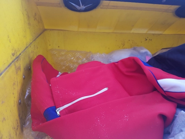 Do žlutého kontejneru oblečení nepatří, umělé vlákno není plast