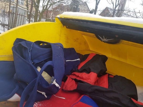 Do žlutého kontejneru oblečení nepatří, umělé vlákno není plast