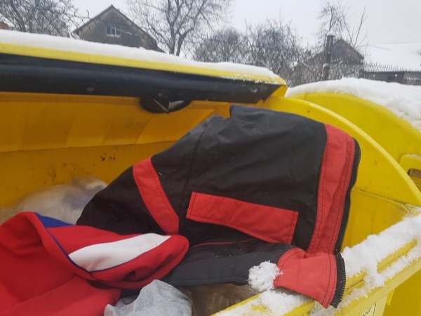 Do žlutého kontejneru oblečení nepatří, umělé vlákno není plast