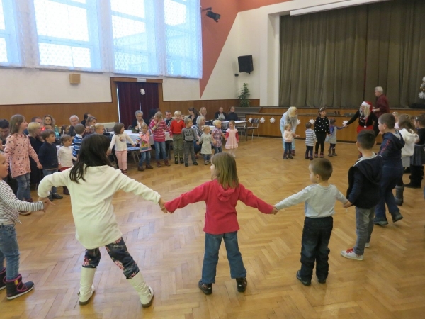 Pro nadílku od Mikuláše si do kulturního domu přišlo šedesát dětí