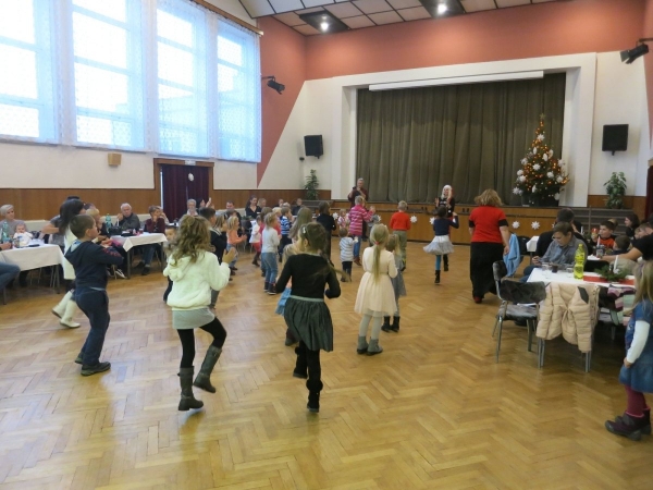 Pro nadílku od Mikuláše si do kulturního domu přišlo šedesát dětí