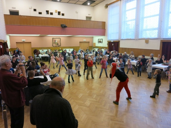 Pro nadílku od Mikuláše si do kulturního domu přišlo šedesát dětí