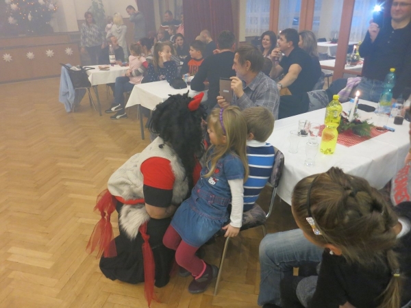 Pro nadílku od Mikuláše si do kulturního domu přišlo šedesát dětí
