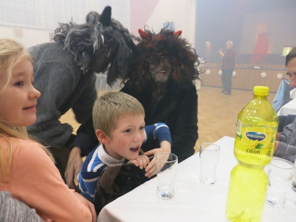 Pro nadílku od Mikuláše si do kulturního domu přišlo šedesát dětí