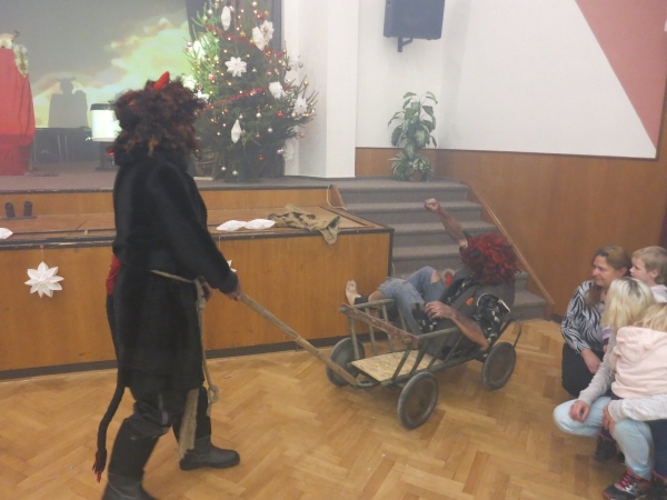 Pro nadílku od Mikuláše si do kulturního domu přišlo šedesát dětí