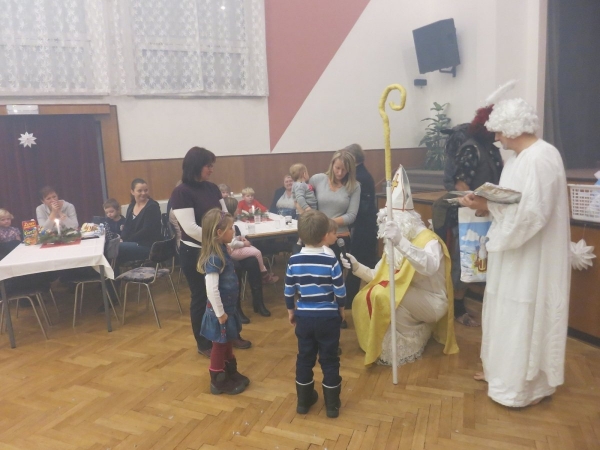 Pro nadílku od Mikuláše si do kulturního domu přišlo šedesát dětí