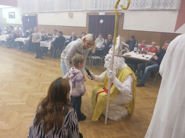 Pro nadílku od Mikuláše si do kulturního domu přišlo šedesát dětí