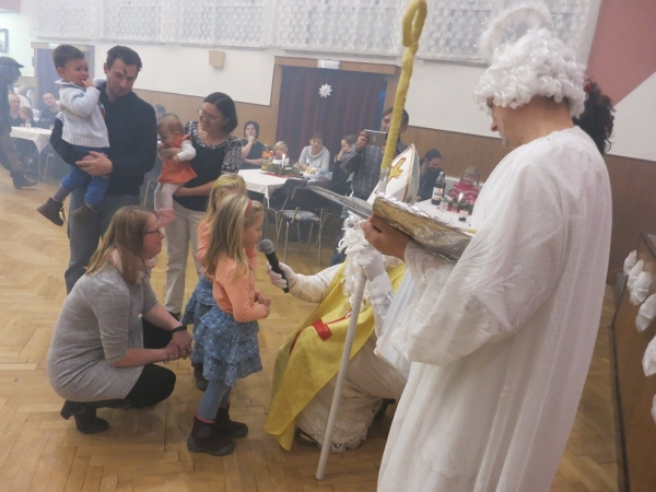 Pro nadílku od Mikuláše si do kulturního domu přišlo šedesát dětí