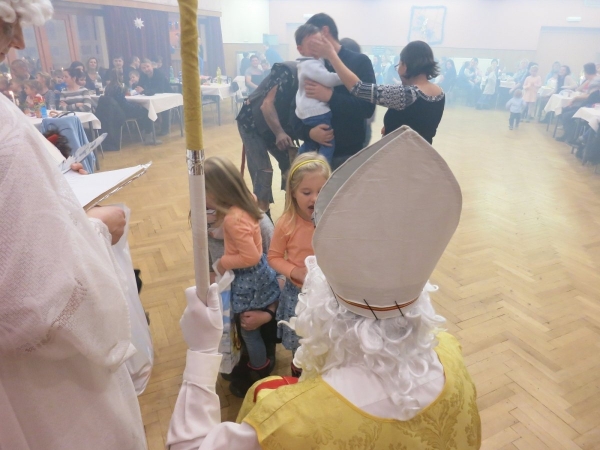 Pro nadílku od Mikuláše si do kulturního domu přišlo šedesát dětí