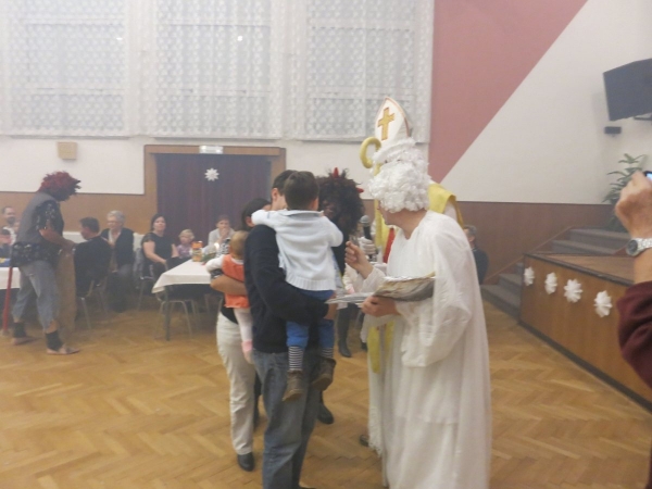 Pro nadílku od Mikuláše si do kulturního domu přišlo šedesát dětí