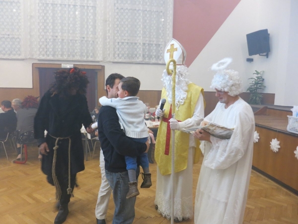 Pro nadílku od Mikuláše si do kulturního domu přišlo šedesát dětí