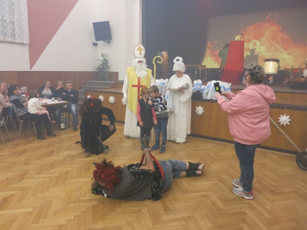 Pro nadílku od Mikuláše si do kulturního domu přišlo šedesát dětí
