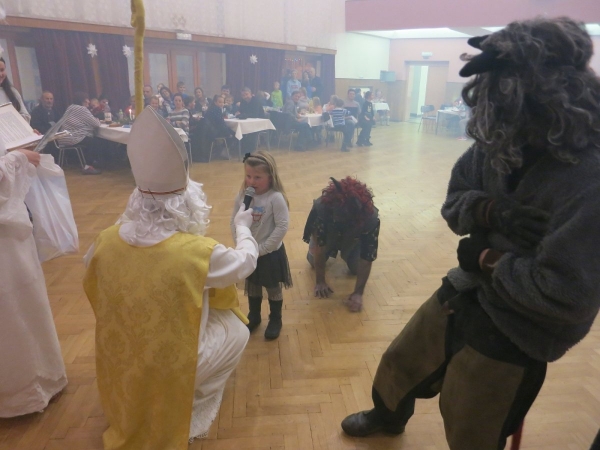 Pro nadílku od Mikuláše si do kulturního domu přišlo šedesát dětí