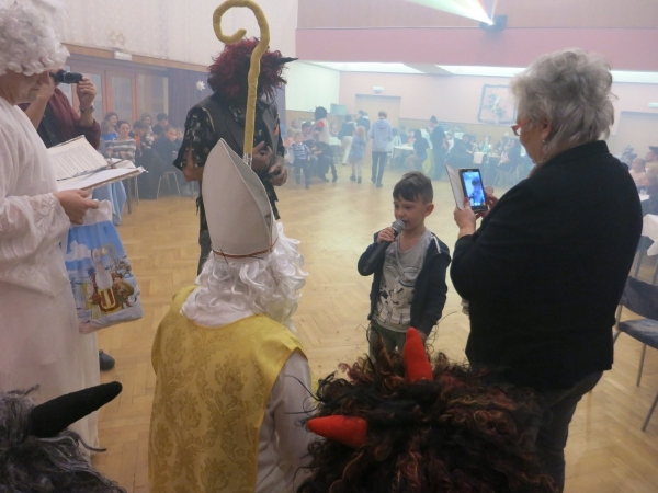 Pro nadílku od Mikuláše si do kulturního domu přišlo šedesát dětí