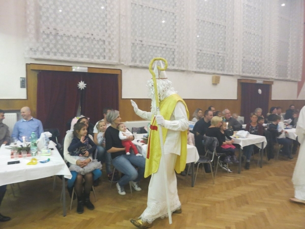 Pro nadílku od Mikuláše si do kulturního domu přišlo šedesát dětí