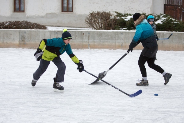 Požární nádrž má v obci celoroční využití, mrazivé dny z ní udělaly vyhledávané kluziště