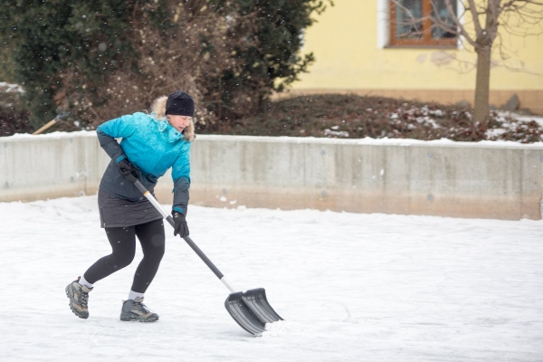 Požární nádrž má v obci celoroční využití, mrazivé dny z ní udělaly vyhledávané kluziště