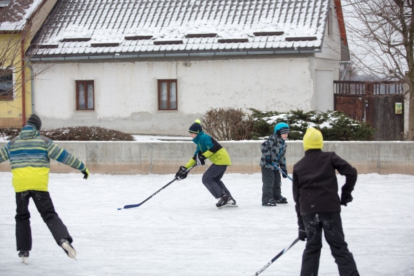 Požární nádrž má v obci celoroční využití, mrazivé dny z ní udělaly vyhledávané kluziště