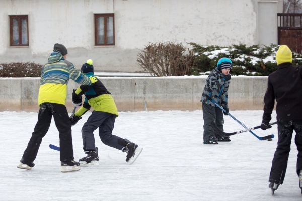 Požární nádrž má v obci celoroční využití, mrazivé dny z ní udělaly vyhledávané kluziště