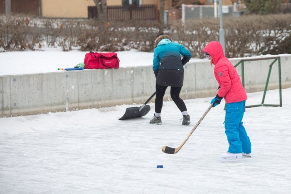 Požární nádrž má v obci celoroční využití, mrazivé dny z ní udělaly vyhledávané kluziště