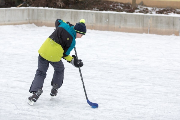 Požární nádrž má v obci celoroční využití, mrazivé dny z ní udělaly vyhledávané kluziště