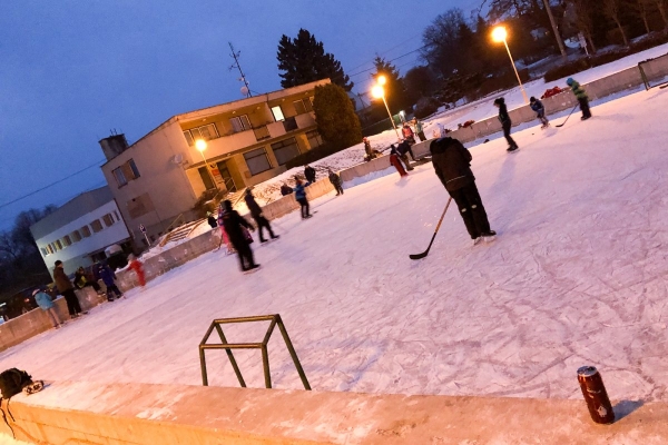 Požární nádrž má v obci celoroční využití, mrazivé dny z ní udělaly vyhledávané kluziště