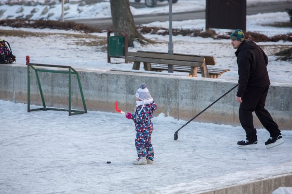 Požární nádrž má v obci celoroční využití, mrazivé dny z ní udělaly vyhledávané kluziště