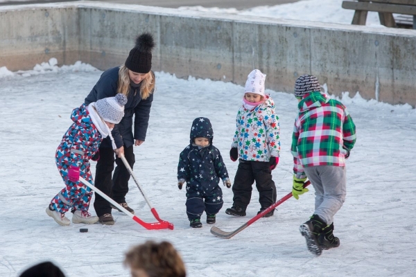 Požární nádrž má v obci celoroční využití, mrazivé dny z ní udělaly vyhledávané kluziště