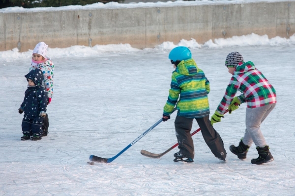 Požární nádrž má v obci celoroční využití, mrazivé dny z ní udělaly vyhledávané kluziště