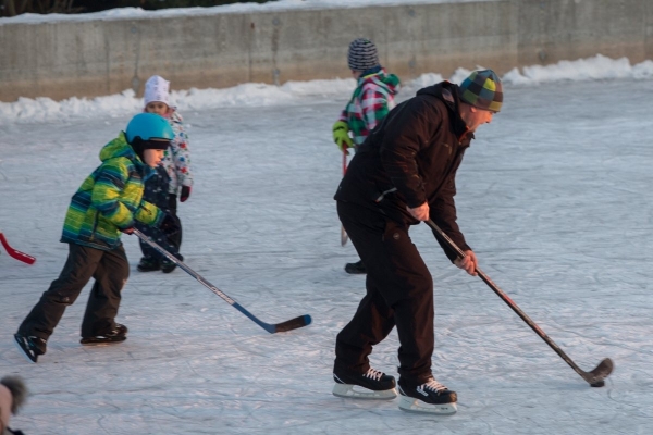 Požární nádrž má v obci celoroční využití, mrazivé dny z ní udělaly vyhledávané kluziště