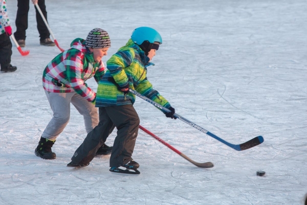 Požární nádrž má v obci celoroční využití, mrazivé dny z ní udělaly vyhledávané kluziště