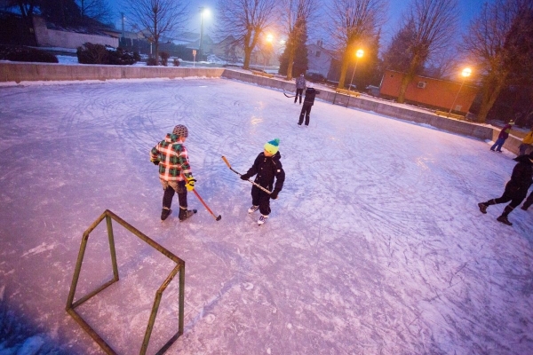 Požární nádrž má v obci celoroční využití, mrazivé dny z ní udělaly vyhledávané kluziště