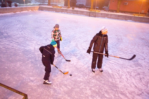 Požární nádrž má v obci celoroční využití, mrazivé dny z ní udělaly vyhledávané kluziště