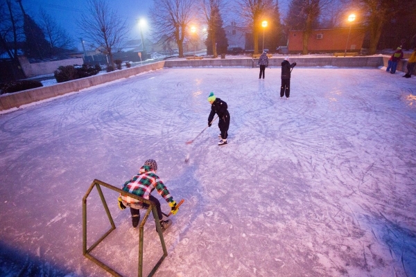 Požární nádrž má v obci celoroční využití, mrazivé dny z ní udělaly vyhledávané kluziště