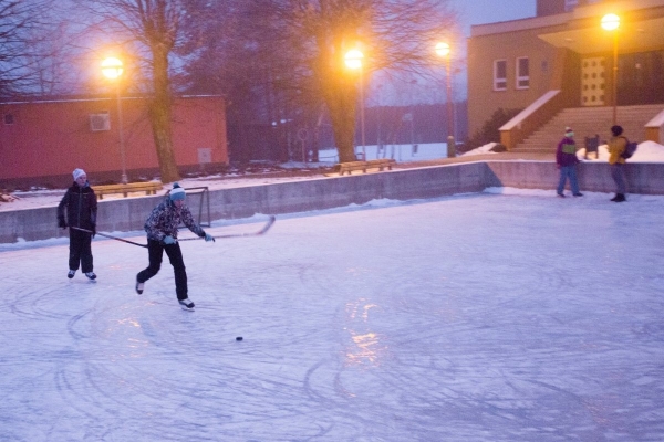 Požární nádrž má v obci celoroční využití, mrazivé dny z ní udělaly vyhledávané kluziště