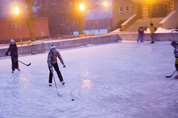 Požární nádrž má v obci celoroční využití, mrazivé dny z ní udělaly vyhledávané kluziště