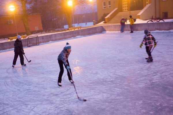 Požární nádrž má v obci celoroční využití, mrazivé dny z ní udělaly vyhledávané kluziště