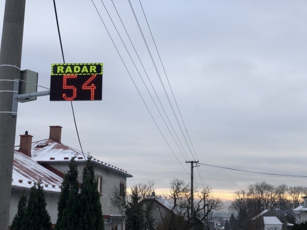 Vjezd do obce od Výškovic hlídá radar, preventivní opatření má za cíl zvýšit bezpečnost