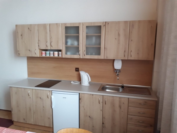 V klubovně seniorů v Kulturním domě Slatina je nová kuchyňská linka