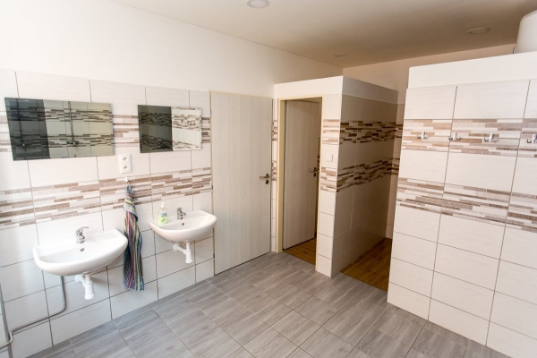 Sportovcům v tělocvičně slouží rekonstruované sociální zařízení, obci na opravu přispěl kraj