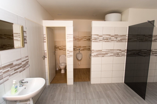 Sportovcům v tělocvičně slouží rekonstruované sociální zařízení, obci na opravu přispěl kraj